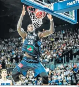  ?? FIBA ?? Mathias Lessort realiza un mate ante Finlandia.