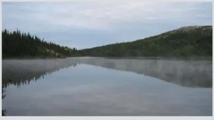  ?? Photo : Charles Garnier ?? Photo prise au lever du jour sur Leg Lake. Pas un souffle de vent, le lac est un miroir.