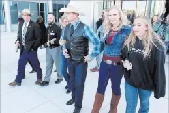  ?? K.M. Cannon ?? Las Vegas Review-journal @Kmcannonph­oto From left, Carol Bundy, Ammon Bundy, Ryan Payne, Jeanette Finicum,
Ryan Bundy, his wife, Angie, and his daughter, Jamie, walk out of the Lloyd George U.S. Courthouse on Wednesday after a mistrial was declared in...