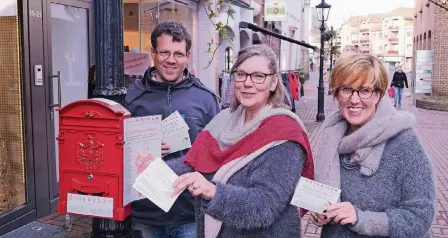  ??  ?? Sven Verfondern, Andrea Janßen-Wilmsen und Gaby Kreusch (von links) machen es vor: Die Teilnahmek­arten sollten in der Glücksbox vor dem Schuhhaus Verfondern landen.