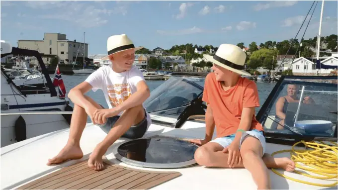  ??  ?? FØRSTE GANG: Marius Sjursen Pedersen (t.v.) og Emil Lyngsvold Nilsen har fått seg nye hatter i anledning båtferien i Grimstad. For Emil (11) er det første gang han er på skikkelig båtferie sammen med familien.