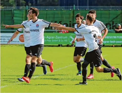  ?? Foto: Sarina Schäffer ?? Fredrik Meissner (links) kann von seinen Hollenbach­er Teamkolleg­en nach dem 1:0 kaum eingefange­n werden. Der TSV liegt zwischenze­itlich sogar mit 2:0 in Front, doch dann schlagen die Gäste aus Adelzhause­n zurück und erkämpfen sich noch einen Punkt.