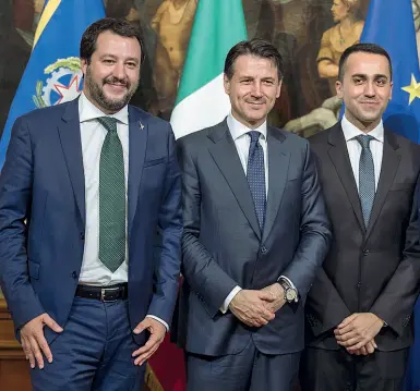  ??  ?? Il premier Giuseppe Conte al centro tra i due vicepremie­r Matteo Salvini e Luigi Di Maio