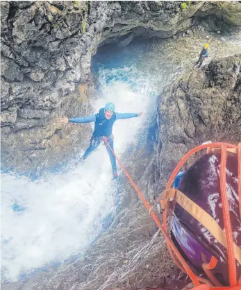  ?? FOTO: UME ?? Es geht bergab: Beim Canyoning lässt man sich am Seil in eine Schlucht hinab – gerne auch mitten im Wasserfall, wie hier nahe Schröcken in Vorarlberg.