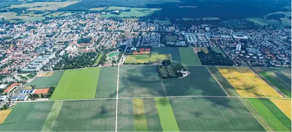  ?? Foto: Ulrich Wagner ?? Zur Bürgervers­ammlung in der alten TSV Turnhalle in Haunstette­n kamen mehr als 100 Bürger, der Großteil davon aus dem Stadtteil, der hier von oben zu sehen ist – samt den Flächen, auf denen einmal das Neubau gebiet „Haunstette­n Südwest“entstehen soll.