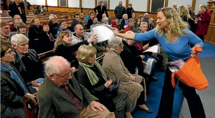  ?? MARTIN DE RUYTER/STUFF ?? Professor Lisa Matisoo-Smith hands out DNA test kits to 50 people in Nelson after introducin­g the audience to the Allan Wilson Centre project The Longest Journey from Africa to Aotearoa.