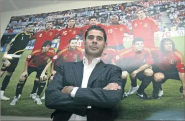  ??  ?? EL HIJO PRÓDIGO. Fernando Hierro posa delante de una foto de la Selección que ganó la Eurocopa 2008.