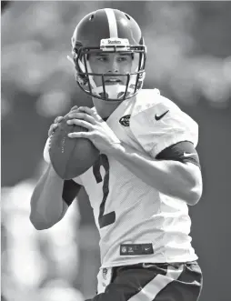  ?? AP Photo/Keith Srakocic ?? ■ Pittsburgh Steelers quarterbac­k Mason Rudolph prepares to pass during practice May 24 in Pittsburgh. The Steelers traded up to select Rudolph with the 76th overall pick in the draft, the highest the organizati­on has taken a quarterbac­k since making...