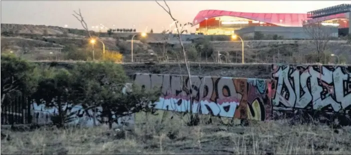  ??  ?? CERCA DEL ESTADIO. Sobre estos terrenos en ciudad Pegaso se proyecta la futura estación de Cercanías que dará cobertura al distrito de San Blas-Canillejas y al estadio del Atlético. Adif todavía deb