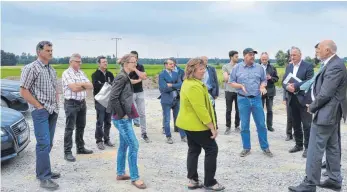  ?? FOTO: JULIA FREYDA ?? An der Baustelle des B 32-Ausbaus schauen sich die Beteiligte­n die Situation an.