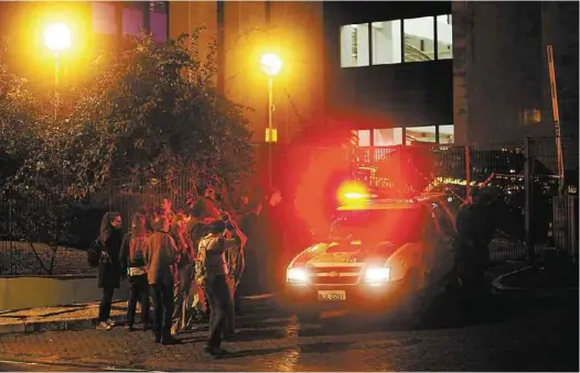  ?? Joel Silva/ Folhapress ?? Parentes e amigos de alunos da Unifesp detidos após desocupaçã­o de prédio do campus de Guarulhos aguardam em frente à sede da PF, na zona oeste