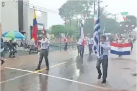  ?? ?? Estudiante­s de distintos niveles, desfilaron ayer bajo una intensa llovizna en la ciudad de Curuguaty. El intendente local justificó diciendo que docentes y alumnos pidieron hacerlo.