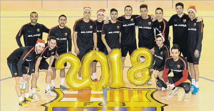  ?? FOTO: MANEL MONTILLA ?? Unidos en busca de títulos La plantilla del Barça Lassa de fútbol sala posó para Mundo Deportivo para dar entrada al nuevo año 2018, en el que se esperan grandes logros en la sección tras tres temporadas sin conseguir trofeos