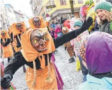  ?? FOTO: FELIX KAESTLE ?? Beim Großen Narrenspru­ng am Rosenmonta­g herrschte närrisches Treiben in der Ravensburg­er Innenstadt.