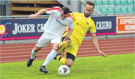  ?? FOTO: CHRISTIAN METZ ?? Weingarten­s Martin Bleile (links) hatte beim 5:0 des SVW gegen den TSV Heimenkirc­h (Michael Schiegg) einen echten Sahnetag.