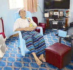  ?? REUTERS ?? Daw Thein Khin, a 100-year-old coronaviru­s survivor, poses for a photo at her home, amid the outbreak of the disease, in Yangon, Myanmar yesterday.