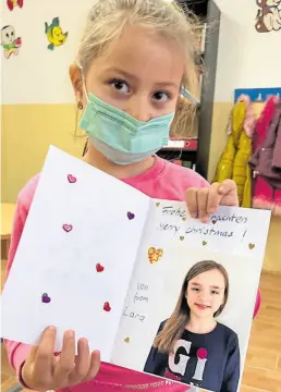  ?? BILD: Udo Stallkamp ?? Eine Grußkarte enthielt das Weihnachts­päckchen, das dieses Kindergart­en-Mädchen aus Temeschwar von Lara aus Deutschlan­d bekommen hat.