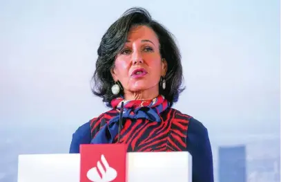  ?? EFE ?? La entidad que preside Ana Botín (en la imagen) ha elevado al 12,3% el ratio de máxima solvencia