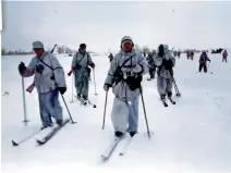  ?? ?? Right: Ski troopers on a reconnaiss­ance patrol