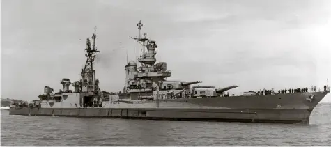  ?? AP ?? Die USS Indianapol­is brachte im Juli 1945 wichtige Teile der Atombombe «Little Boy» auf die Insel Tinian.