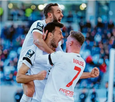  ?? Foto: Fotostand/Schaefer ?? Jubel beim FC Ingolstadt: David Kopacz (von links) und die Torschütze­n Lukas Fröde und Jannik Mause gewannen mit den Schanzern beim 1. FC Saarbrücke­n mit 2:0.