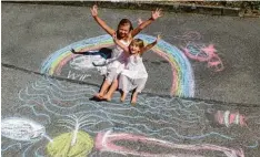  ??  ?? Emily, 7, und Pia, 4, aus Karlsfeld haben dieses schöne Regenbogen Meer Gemälde bei ihrem Opa in Augsburg gemalt.