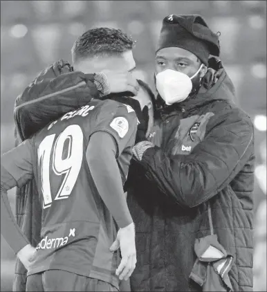  ??  ?? Carlos Clerc es consolado por sus compañeros luego de caer eliminados en las semifinale­s de la Copa del Rey a manos del Athletic de Bilbao