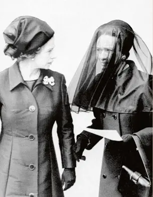  ??  ?? DESPEDIDA EN FAMILIA.
La reina Isabel II (izquierda) habla con Wallis en las afueras del Castillo de Windsor el 5 de junio de 1972, después del servicio funerario por el duque de Windsor, al que asistieron doscientos miembros de la familia real y amigos cercanos. La viuda se alojó esos días en el Palacio de Buckingham.