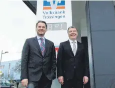  ?? FOTO: FRANK CZILWA ?? Die Vorstände der Volksbank Trossingen, Michael Weisser (rechts) und Stefan Kern (links), können zufrieden auf das Geschäftsj­ahr 2017 zurück und optimistis­ch in die Zukunft voraus blicken.
