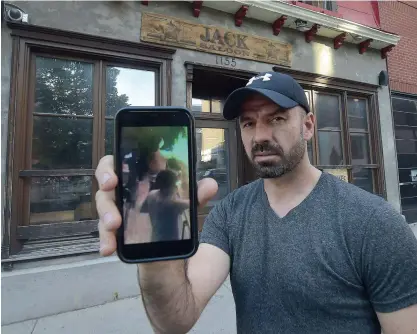  ?? PHOTO DIDIER DEBUSSCHER­E ?? Le propriétai­re du bar Jack Saloon, Thierry Ryckman, montre une vidéo des voleurs qui ont cambriolé son bar dans la nuit de vendredi à hier.