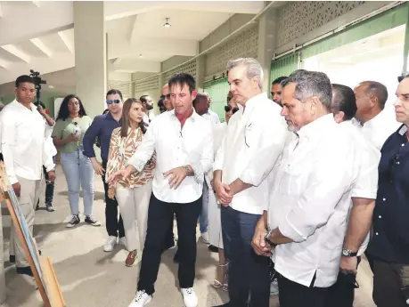  ?? ?? El presidente Luis Abinader mientras escuchaba explicacio­nes de uno de los técnicos que trabajaron en el parque.