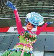  ?? Arshad Ali/Gulf News ?? ■ A racing enthusiast shows off her outfit at the Dubai World Cup in Meydan Racecourse yesterday.
