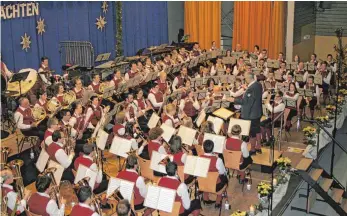  ?? FOTO: JONAS GRATHWOHL ?? Der Uttenweile­r Musikverei­n begeistert­e 400 Zuhörer beim Konzert.