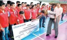  ??  ?? La banda oaxaqueña que interpreta­rá hoy el himno, recibió un donativo