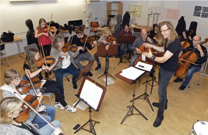  ?? Bild: JONAS MYRHOLM ?? FÖRBEREDEL­SER. Ulf Wadenbrand­t tillsamman­s med en del av Sweden Symphony Orchestra, under ett rep inför lördagens Trettondag­skonserter på Vänersborg­s teater.