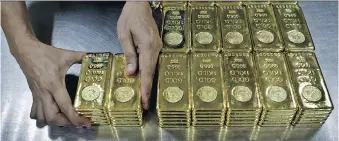  ?? KAMRAN JEBREILI/THE ASSOCIATED PRESS FILES ?? After the metal’s best first half since 1979, bullion has been losing its lustre. Gold prices are seeing the worst streak in a year, falling for six straight weeks.