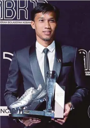  ?? ZUBIR
PIC BY LUQMAN HAKIM ?? Kedah’s Baddrol Bakhtiar with his trophies at yesterday’s 2017 National Football Awards in Bandar Utama.