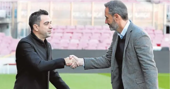  ?? // EFE ?? Xavi y Vicente Moreno, técnico del Espanyol, se saludan en el Camp Nou en el tradiciona­l encuentro en la previa del derbi barcelonés