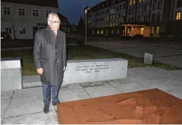  ?? Foto: Peter Bauer ?? Dr. Theo Waigel am Ursberger Denkmal für die Gefallenen und die Opfer der Euthanasie. Dieses wurde im Jahr 2004 nach einem Entwurf eines Münchner Künstlers errichtet.