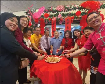  ?? ?? tee (fifth rightF, Chum (fourth rightF, sia (fifth leftF, yap (fourth leftF and others pose for the ‘lou sang’ ceremony.