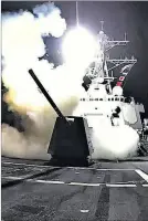  ?? ?? Bombardeos. Lanzamient­o de un misil de EE.UU. frente a Yemen.