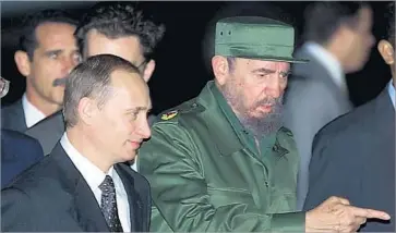  ?? Sergei Chirikov AFP/Getty Images ?? CUBAN PRESIDENT Fidel Castro welcomes Russian President Vladimir Putin, left, at Havana’s Jose Martí Airport in 2000. Putin on Saturday praised the late Cuban leader as a “sincere and reliable friend of Russia.”