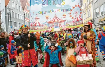  ?? ?? Popcorn und gute Laune: Der Mindelheim­er Christoph-Scheiner-Kindergart­en präsentier­te sich als große Zirkusmane­ge und erntete für seine bunten Kostüme viel Applaus.