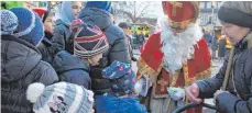  ??  ?? Immer dicht umringt: Sankt Nikolaus.