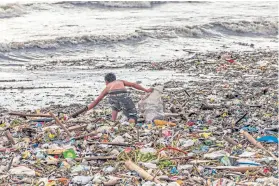  ??  ?? El plástico, veneno de los mares, no se degrada