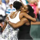  ?? JOHN G. MABANGLO/EPA-EFE ?? HANGAT: Venus Williams (kiri) memeluk sang adik, Serena, setelah babak ketiga Indian Wells Masters di Tennis Garden, Indian Wells, California, kemarin. Venus menang dua set langsung.