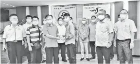  ??  ?? TAHNIAH: Datuk Chieng (depan, tiga kiri) menyampaik­an insentif pendidikan kepada penerima sambil disaksikan Chua (depan, kiri), Wong (depan, kanan), Ting (depan, dua kanan), Abang Amir (belakang, empat kanan) serta yang lain.