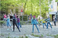  ?? FOTO: WALDBÜHNE ?? Welche Bewegungen sind typisch für eine Fee? Darum geht’s beim Probewoche­nende, bei dem der Schwerpunk­t diesmal auf Choreograf­ien liegt.