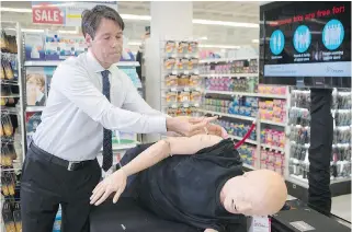  ?? THE CANADIAN PRESS FILES ?? Ontario Health Minister Eric Hoskins demonstrat­es how to inject naloxone taken from an naloxone emergency kit at a pharmacy in Toronto. On Tuesday, Hoskins announced Ontario will spend an extra $222 million over three years to fight opioid addictions and overdoses.
