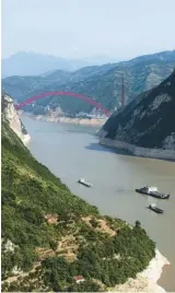  ??  ?? 長江遊輪的重要景點在­三峽水庫。（新華社）